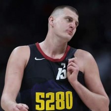 Une confrontation entre les géants, la bataille des séries éliminatoires entre les Nuggets et les Lakers